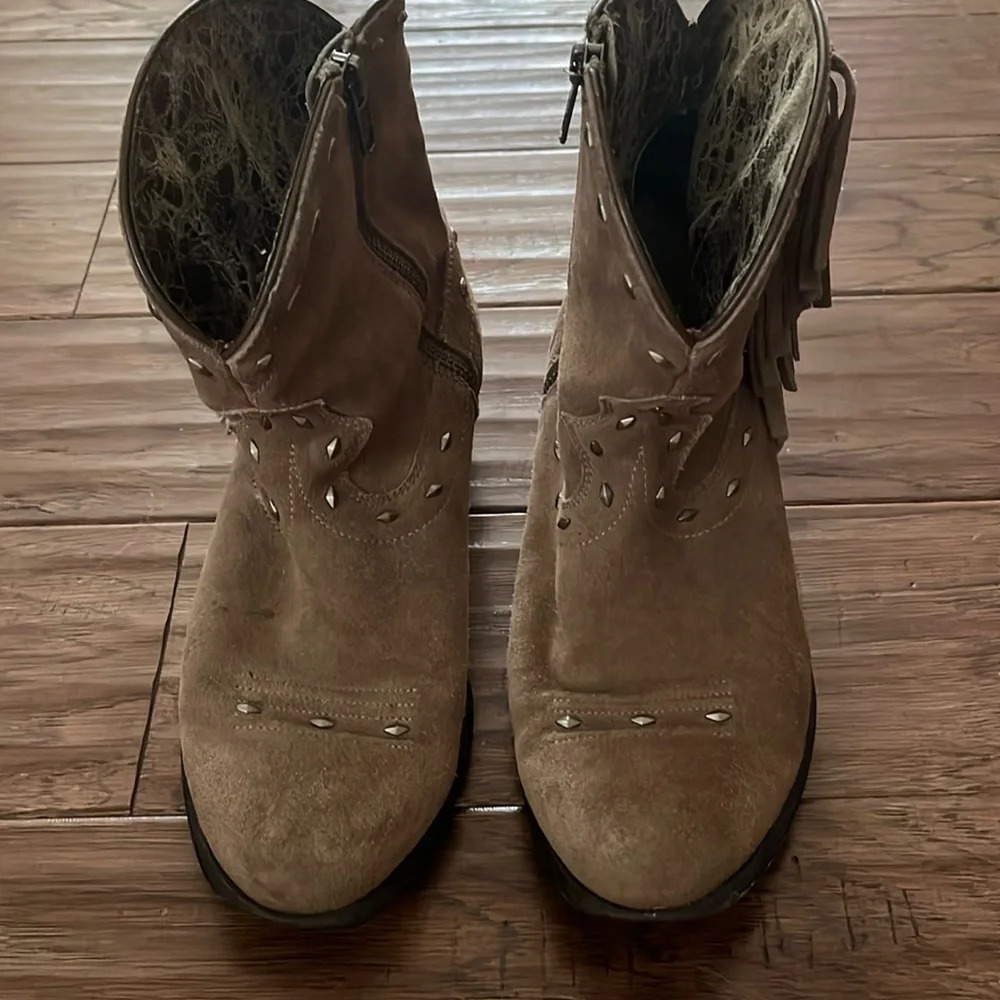 Ariat Sunset Fringe Studded Fringe Western Booties in Almond Bark Suede Size 7